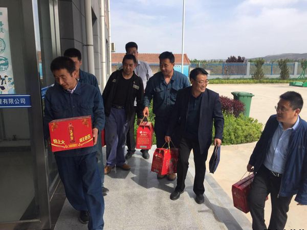 泓源公司“五一”节前慰问一线劳动者(图3) 泓源公司“五一”节前慰问一线劳动者(图3)